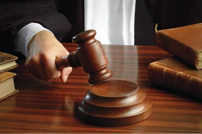 الحبس لمتهم سرق منزلا بعد انتحاله صفة رجل أمن