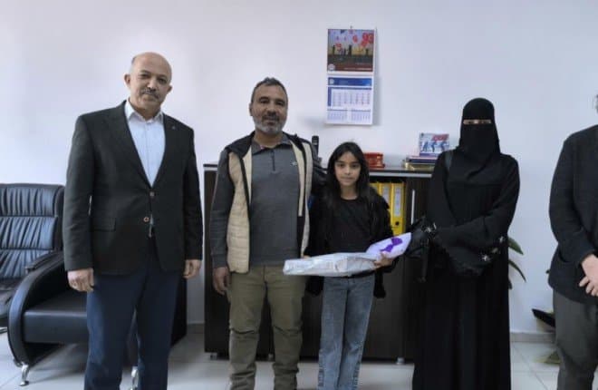 طفلة سورية عثرت على حقيبة مليئة بالمال والسلطات التركية تكرّمها لصدقها وأمانتها
