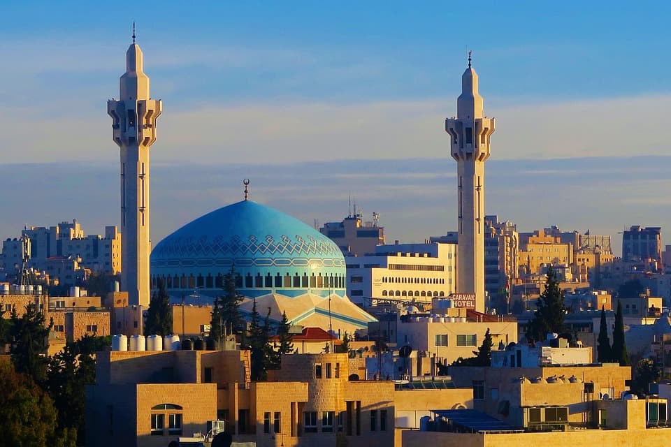 انخفاض على الحرارة اليوم وتحذير من موجات غبار الثلاثاء