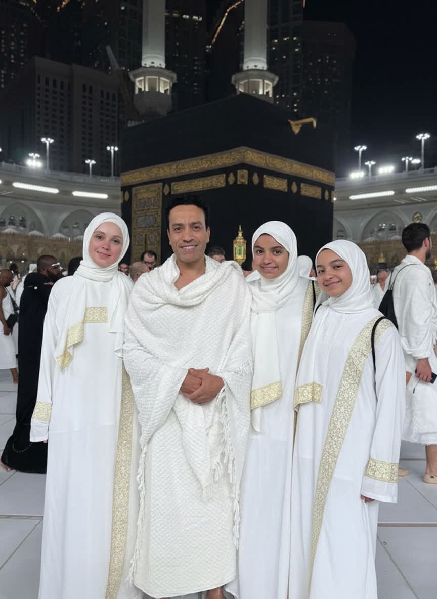 سامح حسين يؤدي العمرة مع أسرته ويعلق: ما أعظمها من رحلة