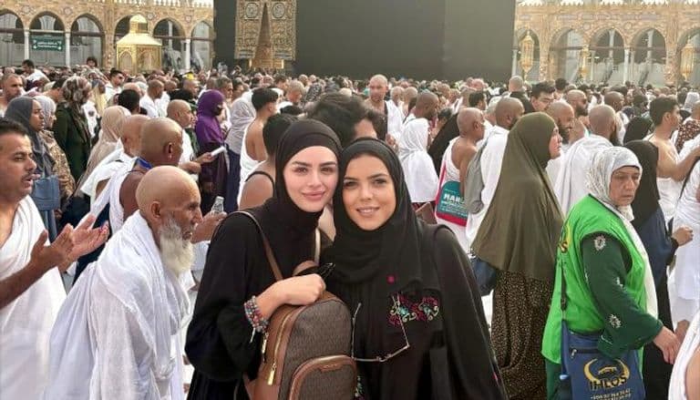 ناهد السباعي وهنادي مهنا تؤديان مناسك العمرة