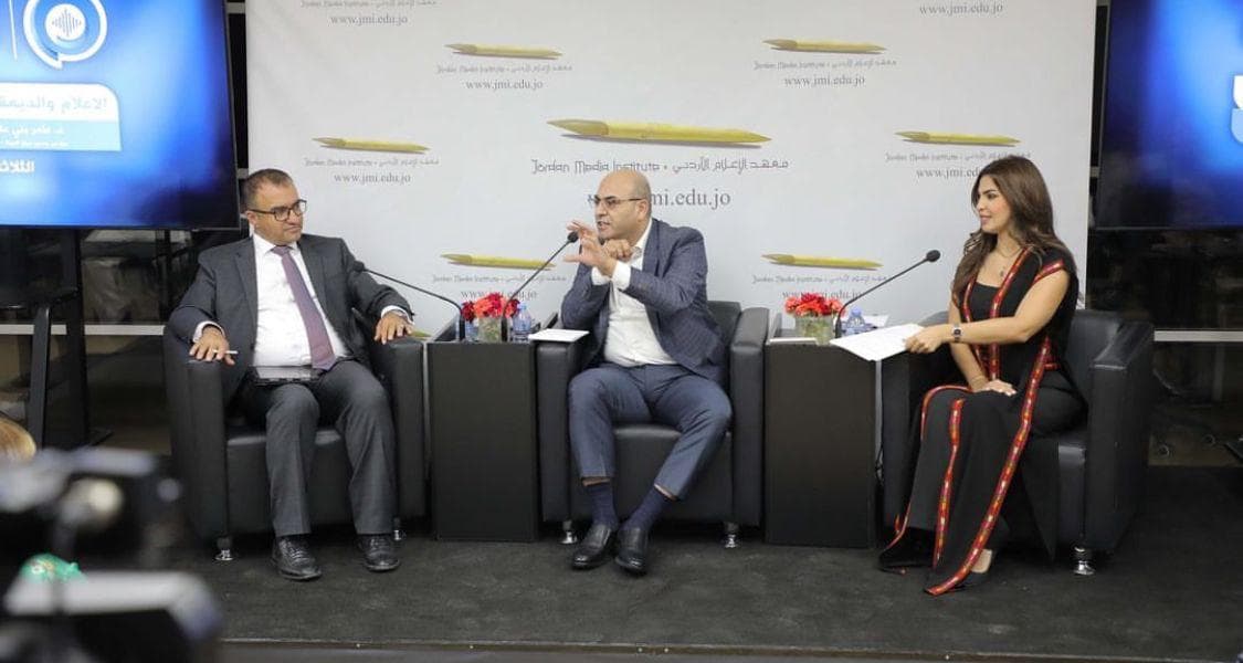 جلسة نقاشية حول دور النائب والإعلام في العملية الديمقراطية
