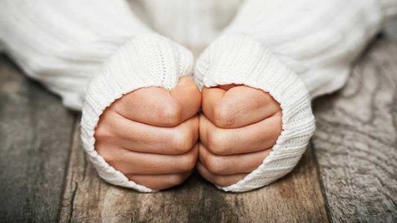 طقس يستدعي ارتداء ملابس أكثر دفئاً فجر وصباح الاثنين