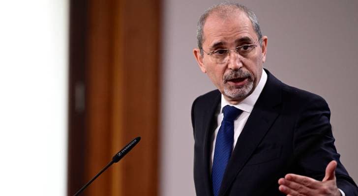 الصفدي ينقل رسالة من الملك للرئيس الإيراني خلال زيارته طهران