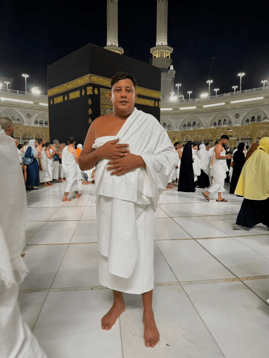 حمو بيكا يؤدي مناسك العمرة ويدعو للمسلمين