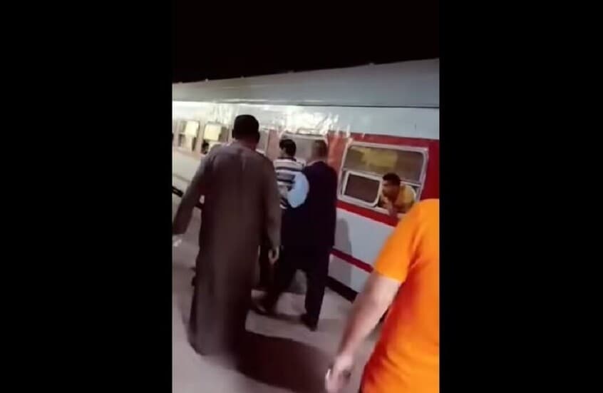 طالب مصري يتعرض للاعتداء بسبب انتهاء اشتراكه بالقطار