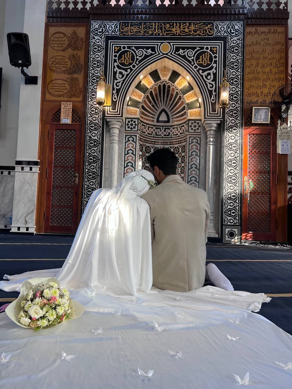 جلسة تصوير لـ عروسين داخل مسجد تثير الجدل!