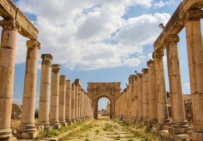اكتشاف قواعد جسر روماني في جرش يربط الموقع الأثري بالمدينة