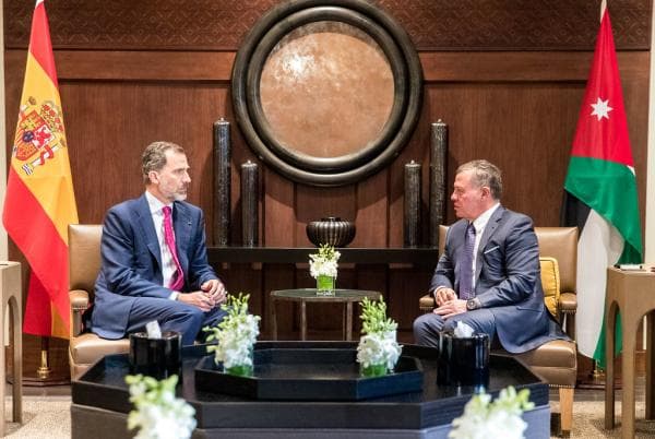 الملك والعاهل الإسباني يعقدان مباحثات في قصر الحسينية