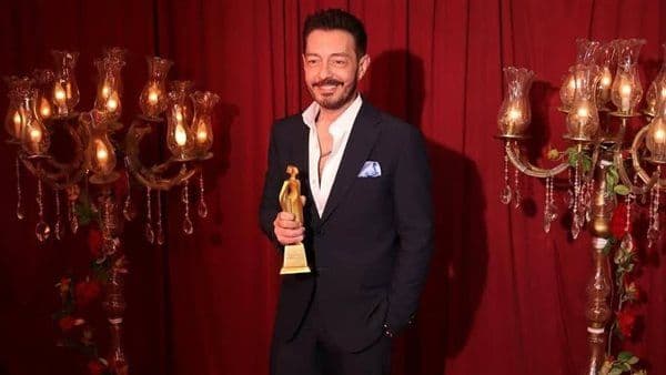 أحمد زاهر يُكرم بجائزة "نجم العام" عن دوره في "سيد الناس"