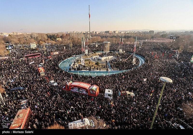 احتشاد مئات آلاف الإيرانيين وسط طهران مطالبين بالثأر لخامنئي