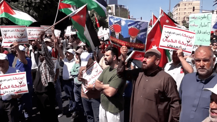 مظاهرة أمام السفارة الأميركية تندد بالحرب على غزة