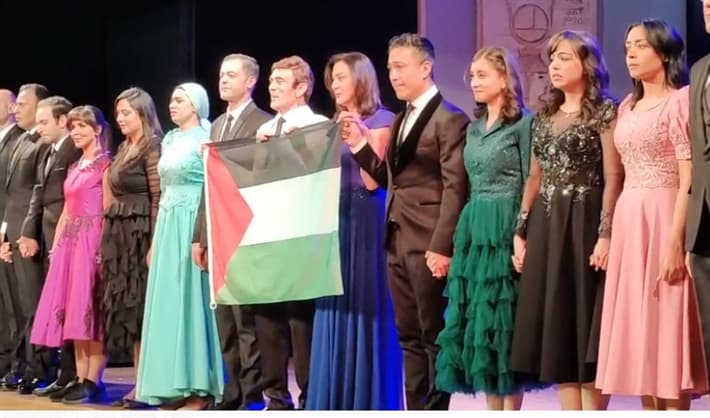 محمد صبحي يرفع علم فلسطين في آخر ليالي "عيلة اتعمل لها بلوك"