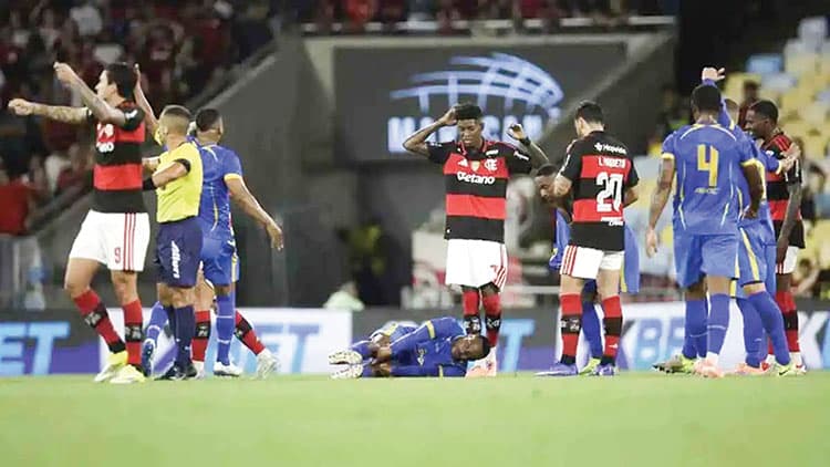لاعب أصيب "بنوبة تشنج" خلال مباراة فلامنغو وسامبايو