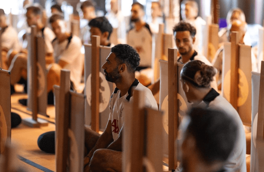 صلاح في جلسة تأمل داخل معبد بوذي بطوكيو