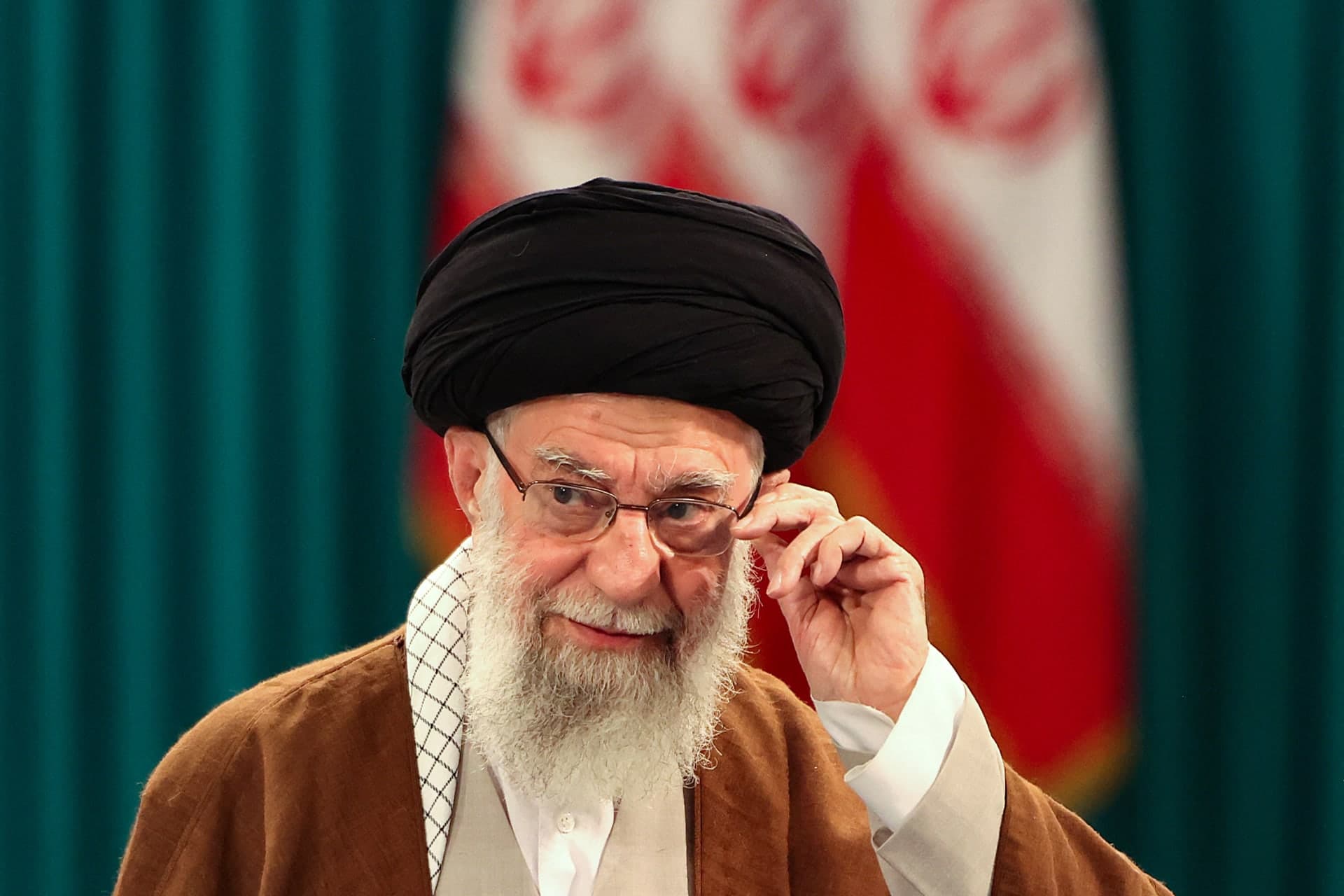 نقل خامنئي إلى مكان آمن ومشاورات مع حزب الله لتحديد الخطوة التالية