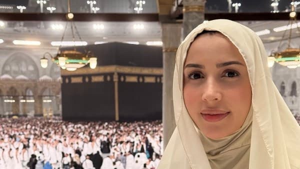 الفنانة جنات تؤدي مناسك العُمرة وتشارك جمهورها صورة