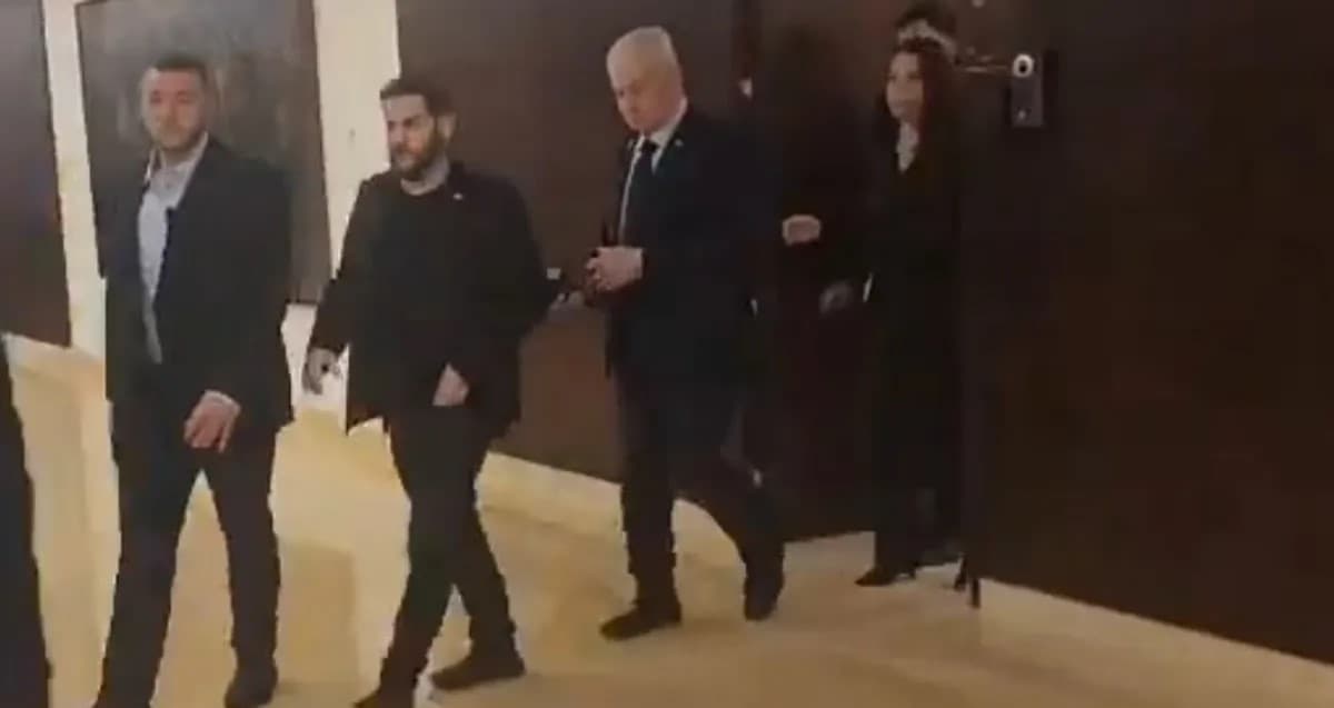 نتنياهو يحتمي بملجأ أثناء هجوم صاروخي من اليمن