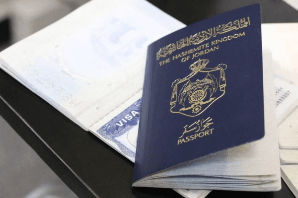 السفير البريطاني: اضطررنا لإلغاء التأشيرات الإلكترونية بعد إساءة استخدامها
