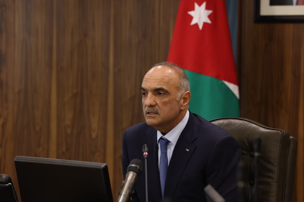 رئيس الوزراء يوجه بإعادة دراسة حظر عمل الموظف خارج اوقات الدوام