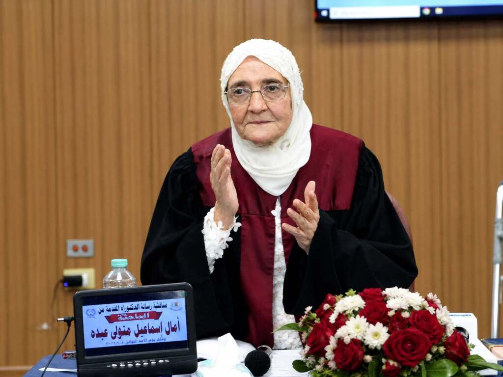 أكبر امرأة عربية.. ثمانينية تحصل على الدكتوراه