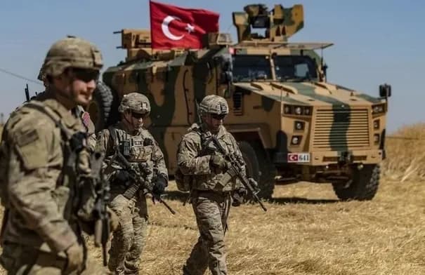 تركيا تحشد قواتها لتنفيذ عملية عسكرية عبر الحدود مع سوريا