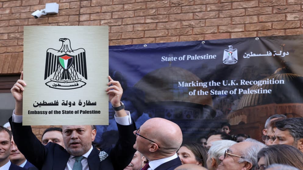 في لحظة تاريخية.. العلم الفلسطيني يرفرف على مبنى السفارة في بريطانيا