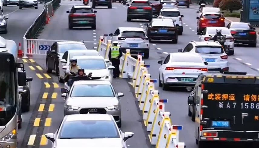 الصين.. 18 روبوت ينهون ازدحام مروري خلال 40 ثانية