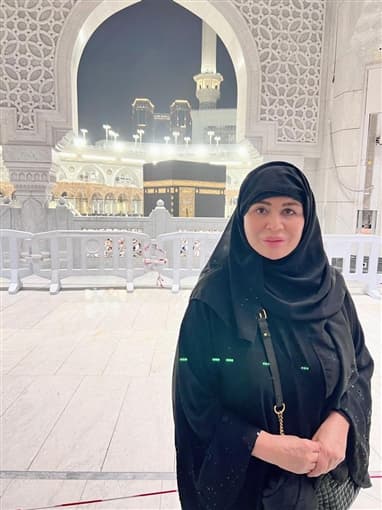 إلهام شاهين تؤدي عمرة لوالدتها