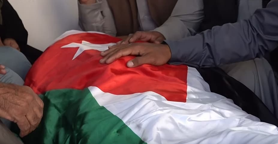 الصور الأولى لاستلام جثمان الشهيد ماهر الجازي