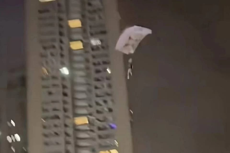 الصين.. يقفز بالمظلة من مبنى سكني بحثاً عن متابعين