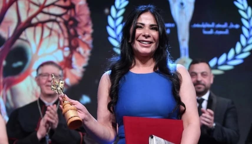 منى زكي تحتفي بحصد فيلمها 5 جوائز