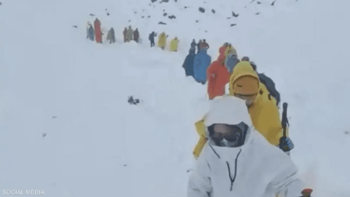 عاصفة ثلجية غير مسبوقة تحاصر ألف سائح على جبل إيفرست