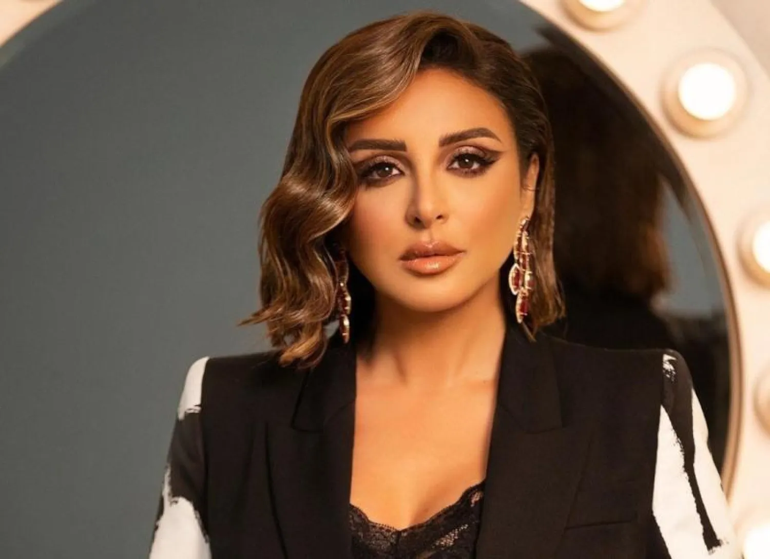 أنغام: أكرم حسني جرئ في الكتابة