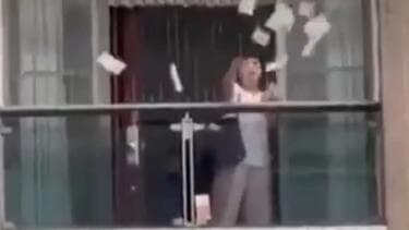 مليون دولار في الهواء .. صينية ترمي ثروتها من شرفة المنزل | فيديو