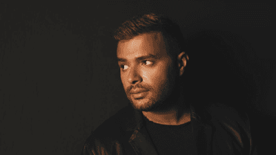 رامي صبري يوجه تحذيراً شديد اللهجة لشعراء وملحنين