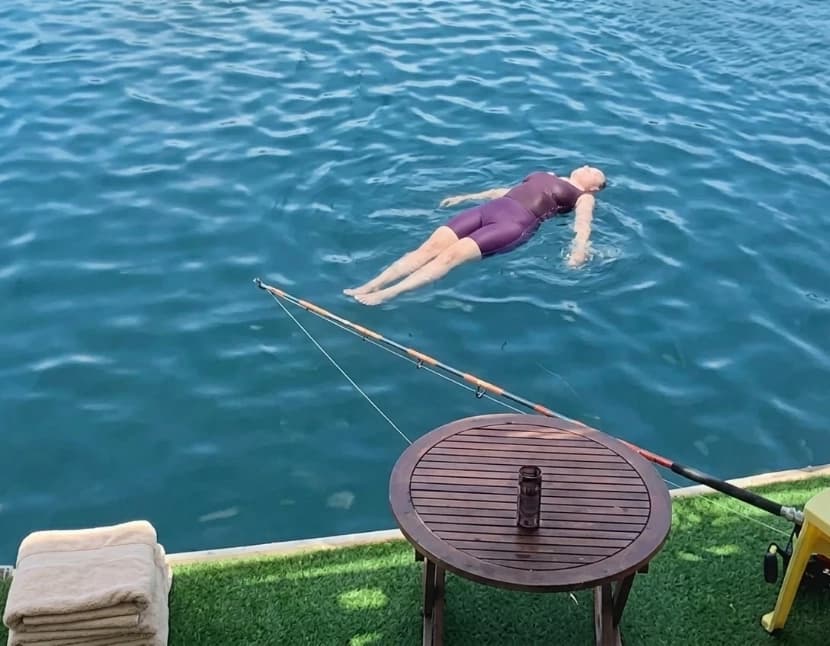مؤثر يستخدم عارضة أزياء كطُعم بشري لصيد سمكة قرش