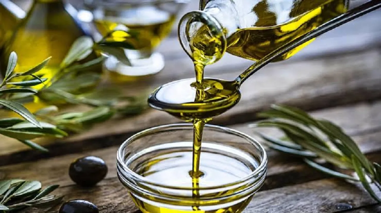 زيت الزيتون أم الخردل.. أيهما يمنح الجسم فوائد صحية أكبر؟