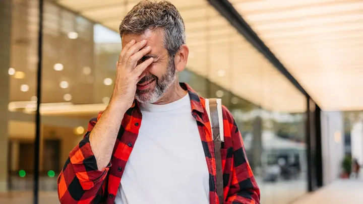علامات تميز النسيان الطبيعي عن المرضي ومؤشرات حاسمة لاستشارة الطبيب