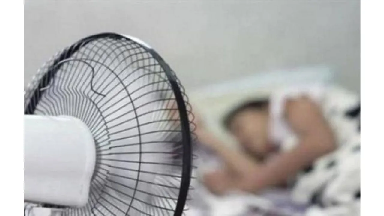 النوم أمام المروحة.. راحة ليلية قد تنتهي بآلام مزمنة