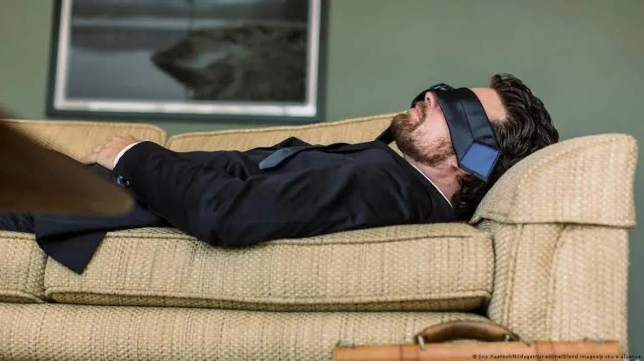 لماذا يجب أن تنام 15 دقيقة في منتصف النهار؟