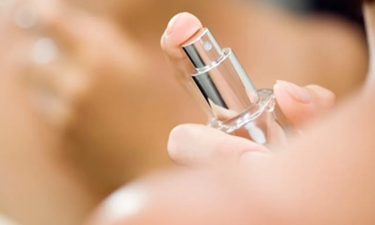هل يهدد رش العطر على الرقبة توازنك الهرموني؟