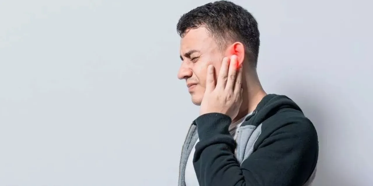 كيف يعيد الدماغ تنظيم شبكاته لتجاهل طنين الأذن؟