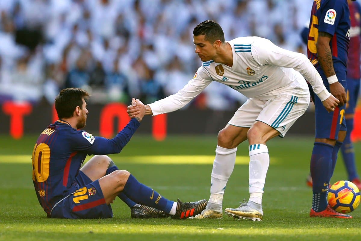 "كن قوياً يا ليو" .. رونالدو يعزي ميسي في وفاة والده