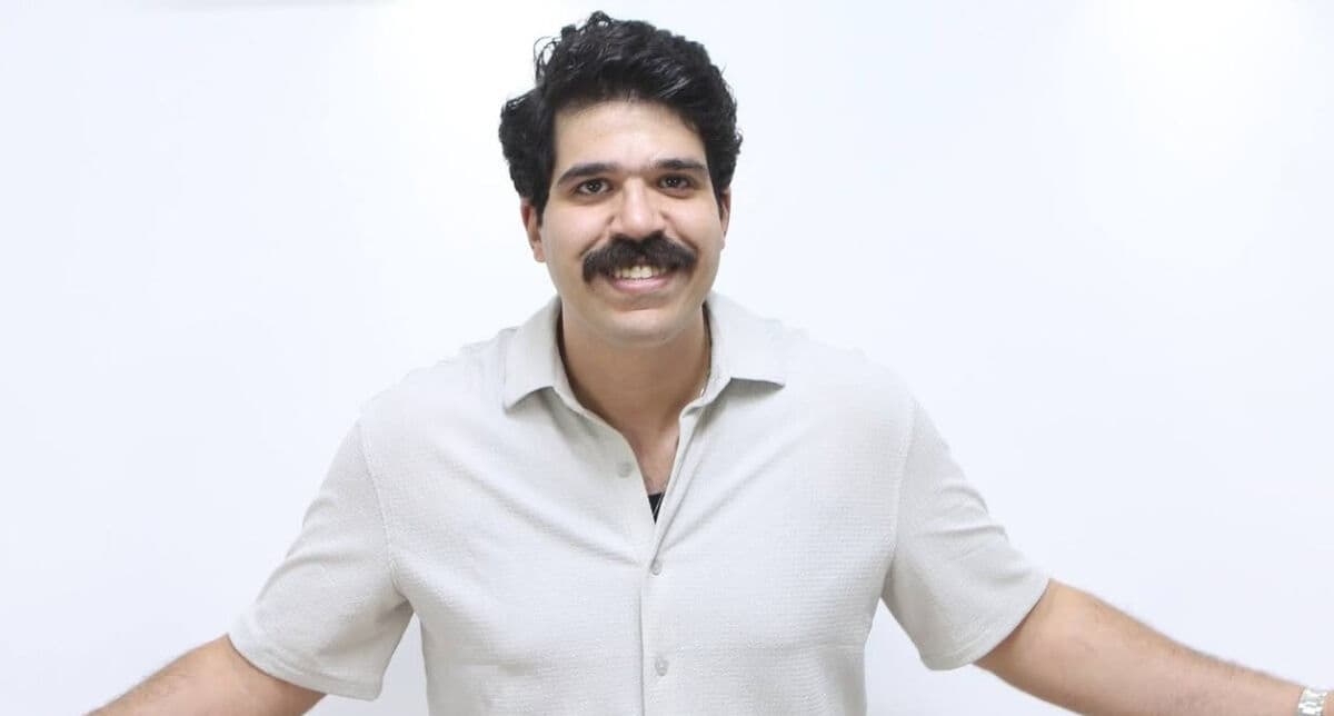 محمود زيان يتحول من مسؤول عن الـAI إلى الذكاء الاصطناعي نفسه في «أنا أنت… أنت مش أنا»